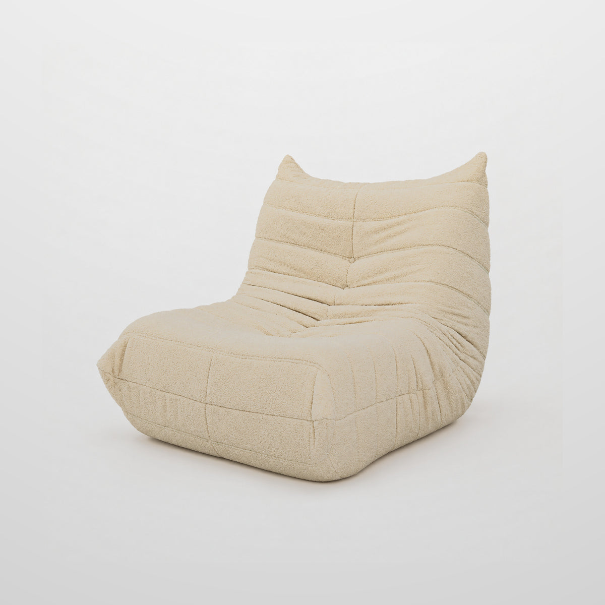 Dune, fauteuil lounge bas en velours effet nuage, coloris beige, sur fond neutre