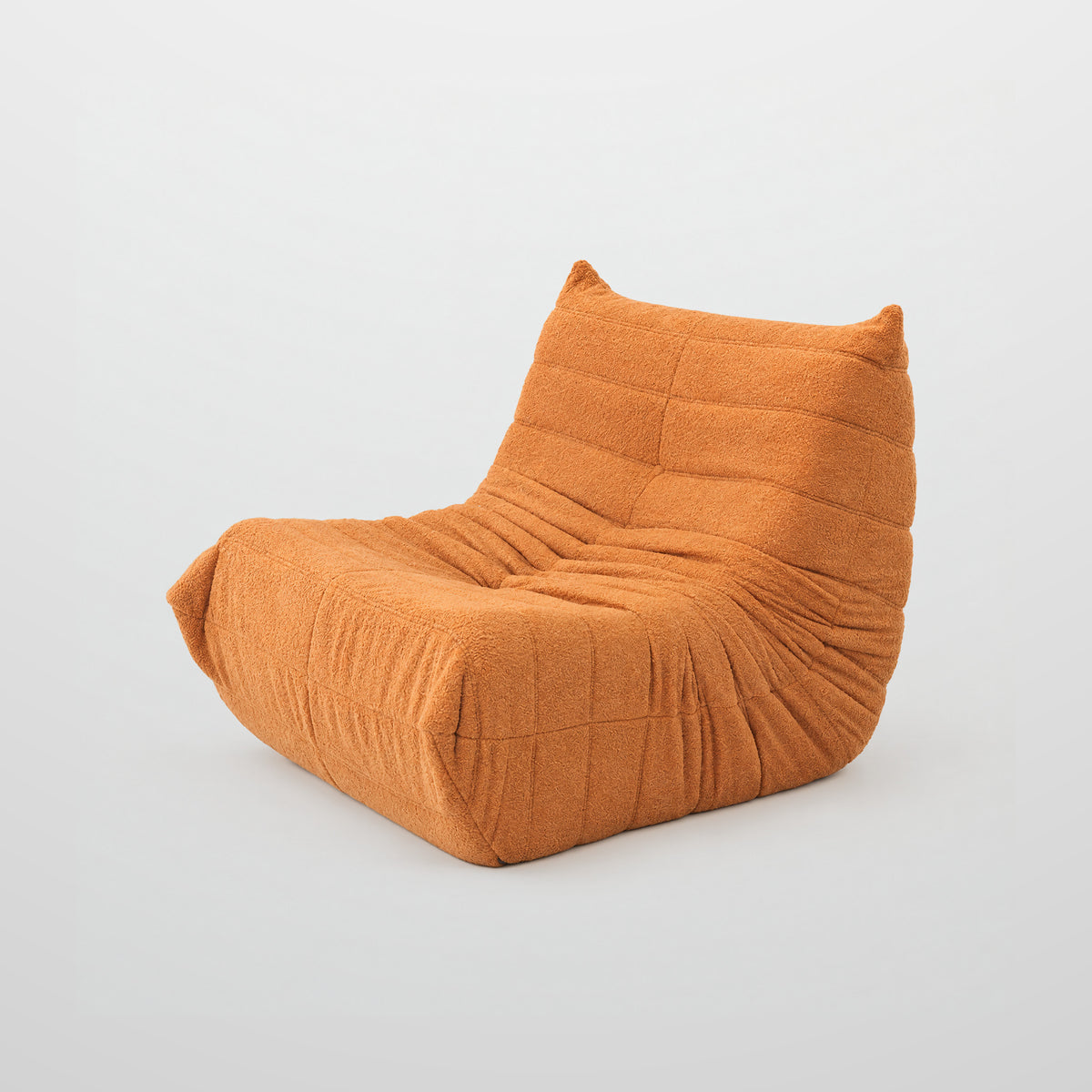 Dune, fauteuil lounge bas en velours effet nuage, coloris orange, sur fond neutre