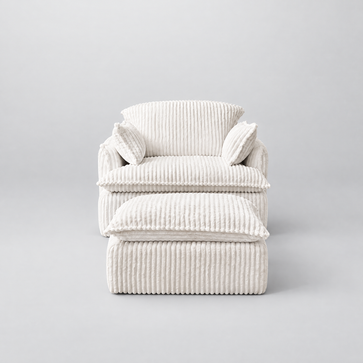 Plume, fauteuil et pouf en velours côtelé ivoire, vus de trois quarts sur fond neutre